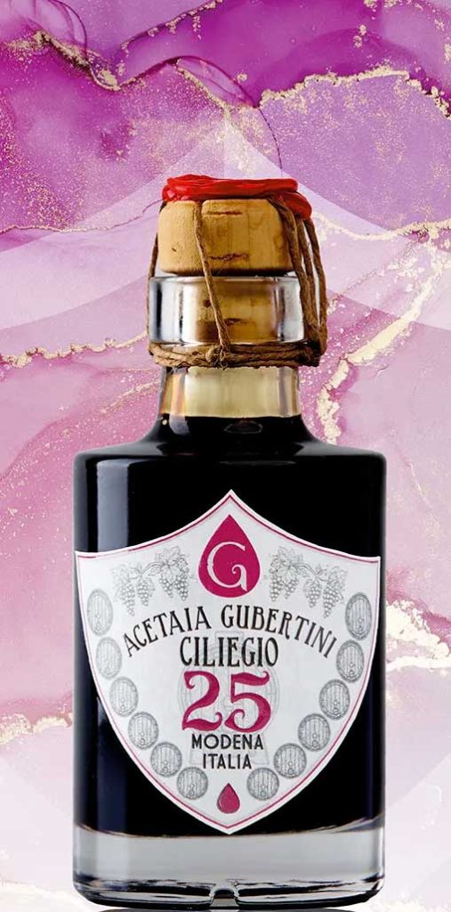 Bottiglia nera di aceto balsamico invecchiato 25 anni aromatizzato al ciliegio